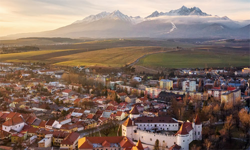 Käsmark/Kežmarok, neben Leutschau/Levoča das zweite wichtige kulturelle Zentrum der Zips, wurde im 13. Jahrhundert durch deutsche Siedler an der Stelle slawischer, ungarischer und deutscher Wohnstätten, die dem Einfall mongolischer Truppen zum Opfer gefallen waren, wiedergegründet. Berühmt ist es für seine evangelische reich ausgemalte Kirche aus Holz und das Thököly-Schloss. Fotonachweis: © depositphotos.com | Fotograf: Sugarek (Ausschnitt)