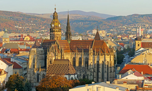 Blick auf den Elisabethdom in der ostslowakischen Stadt Kaschau/Košice. Wie in vielen anderen Regionen und Städten der heutigen Slowakei wurde und wird hier zum Teil immer noch dreisprachig verkehrt: slowakisch, ungarisch und deutsch. Fotonachweis: Adobe Stock/MEDIAIMAG 