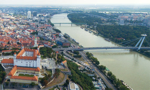 Pressburg/Bratislava: Blick über die Burg und die Donau. Foto: © Adobe Stock/Bigguns, 2016 (Ausschnitt)