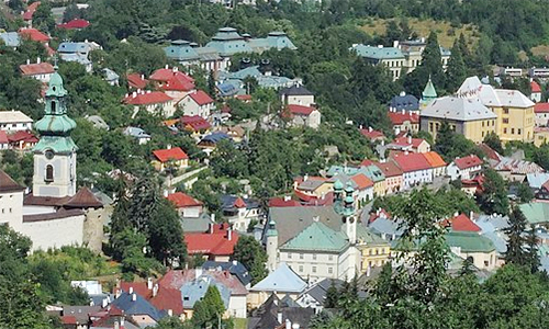 Die Stadt Schemnitz – slowakisch Baňská Štiavnica, ungarisch Selmecbánya – inmitten der Schemnitzer Berge/Štiavnické vrchy. Foto: Wikicommons, © Jan Starec