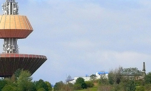 Teplitz/Teplice:  Blick auf den Wasserturm, rechts im Hintergrund das Kudlich-Denkmal. Foto: © Heidelinde Obermann (Ausschnitt)