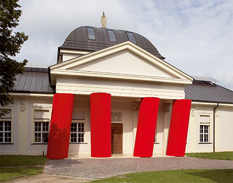 Fassade mit Säuleninstallation <i>Venceremos/Sale</i> von Magdalena Jetelová, 2006, © Magdalena Jetelová