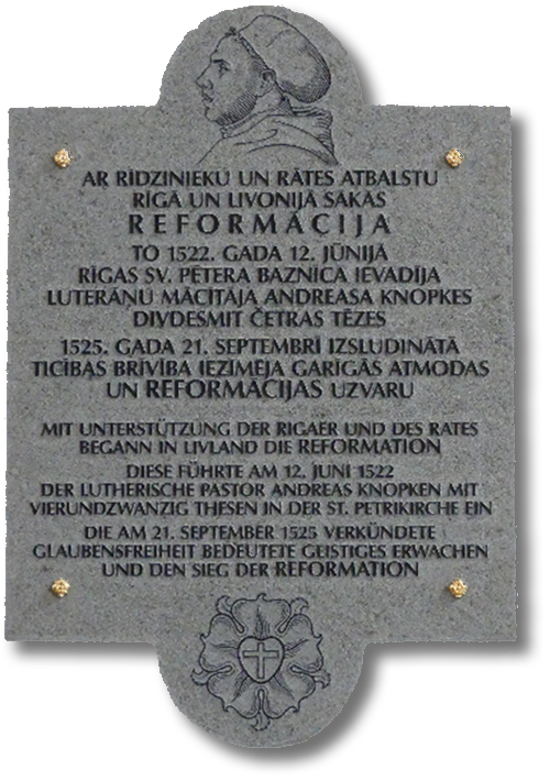 Seit 2017 erinnert diese Tafel in der Rigaer St. Petri-Kirche an den Beginn der livländischen Reformation. Foto: Martin Pabst