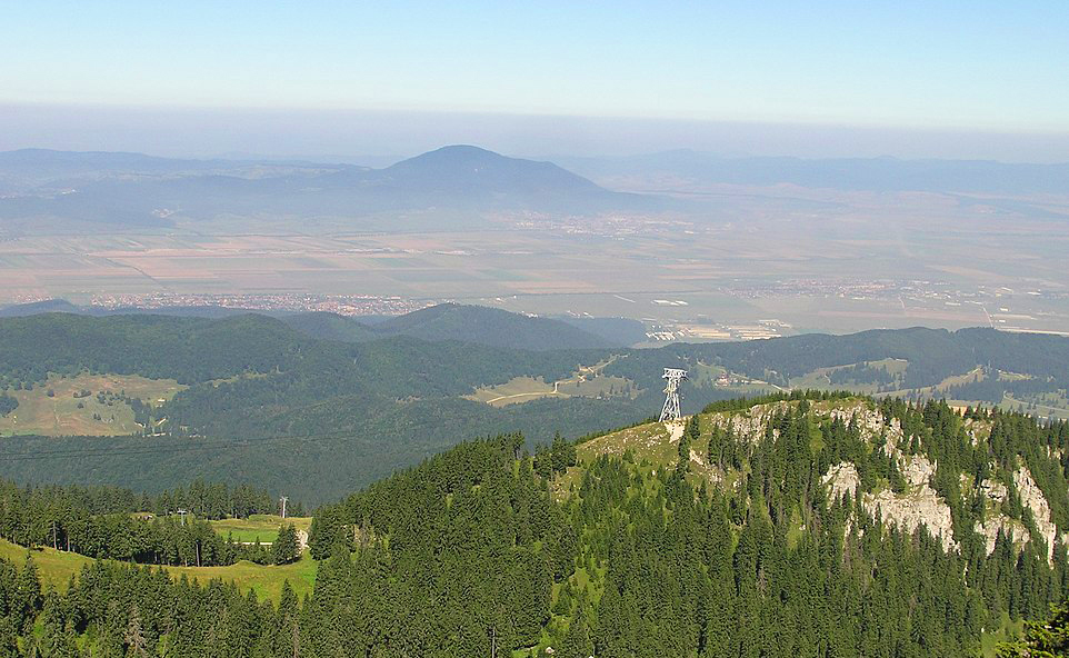 Sicht vom Schuler/Postăvarul-Gebirge auf einen Teil des Burzenlandes in Siebenbürgen, Rumänien. © L. Kenzel/Wikipedia