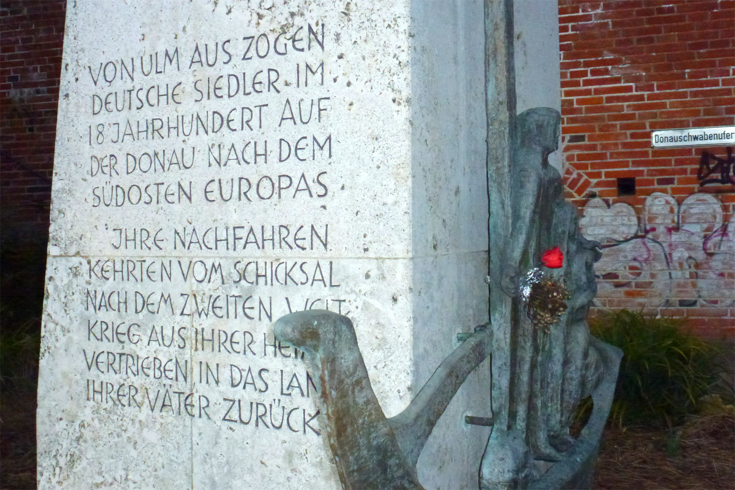 Donauschwabendenkmal am Ufer der Donau in Ulm. Foto: © DZM