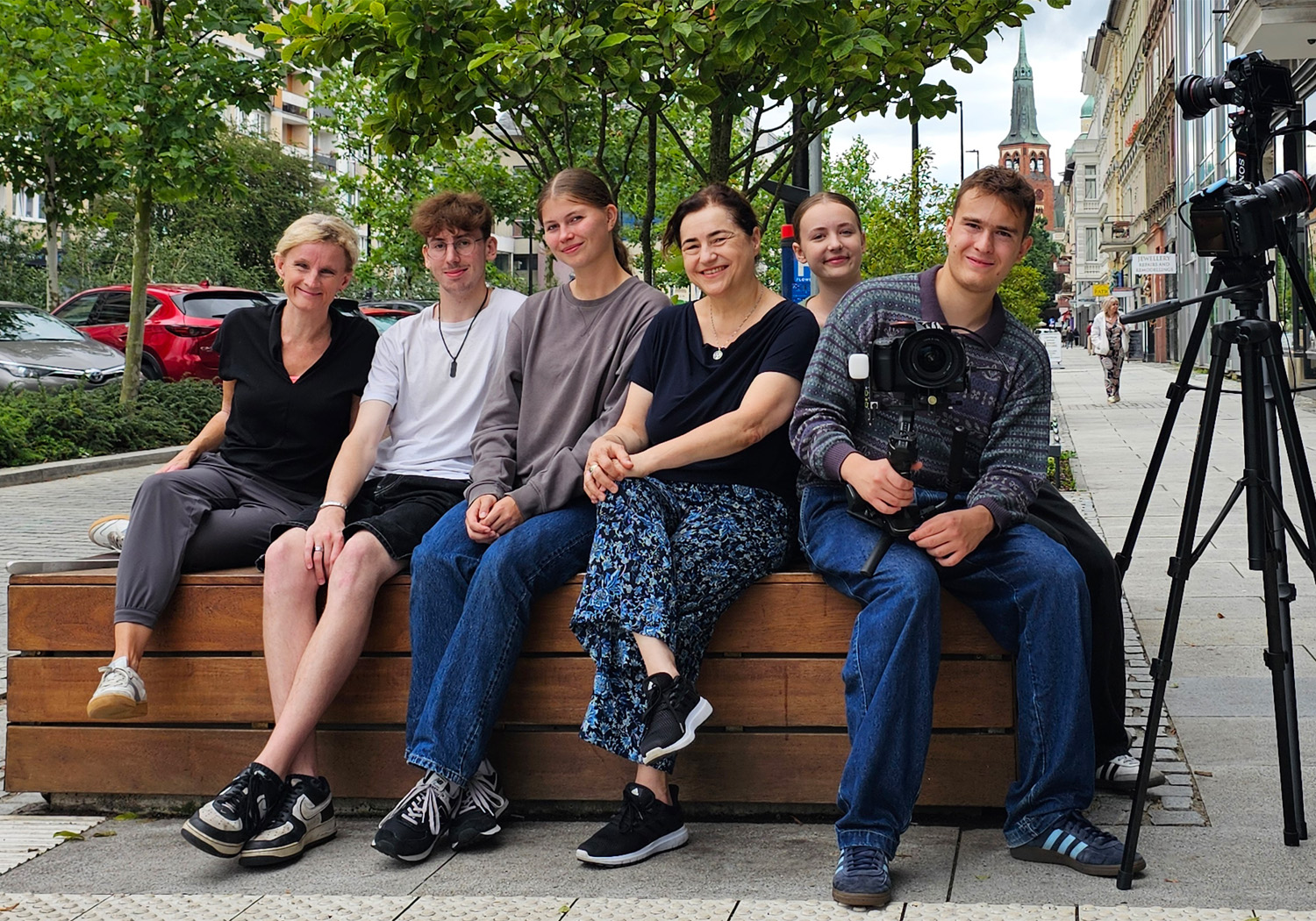 v. l. n. r.: Filmmentorin Kathrin Lantzsch, Louis Bernhardt, Johanna Wuscher, Brygida Helbig, Merle Welak und Danio Schneider | Foto: Vera Schneider, © Deutsches Kulturforum östliches Europa 
