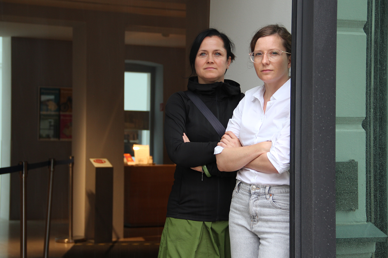 Die Stettiner Künstlerinnen Weronika Fibich und Natalia Szostak (rechts) in der Eingangstür des Pommerschen Landesmuseums in Greifswald. Foto: © Pommersches Landesmuseum, 2022 • Dorota Makrutzki