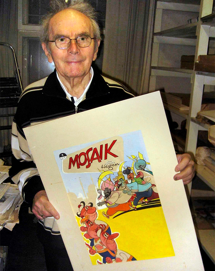 Johannes Hegenbarth 2009, mit der originalen Titelseite von Heft 1 des <i>Mosaik</i> im Archiv seines Hauses in Berlin-Karlshorst. Foto: © Bernd Lindner