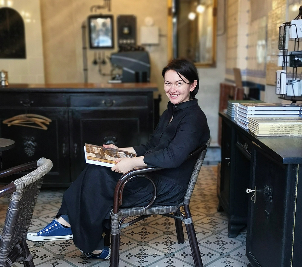 Monika Szymanik mit ihrem Buch in einem Café in Stettin/Szczecin Foto: privat