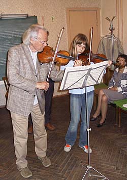 Michael Wieck mit einer Schülerin während der Sommerschule 2005 in Swetlogorsk/Rauschen