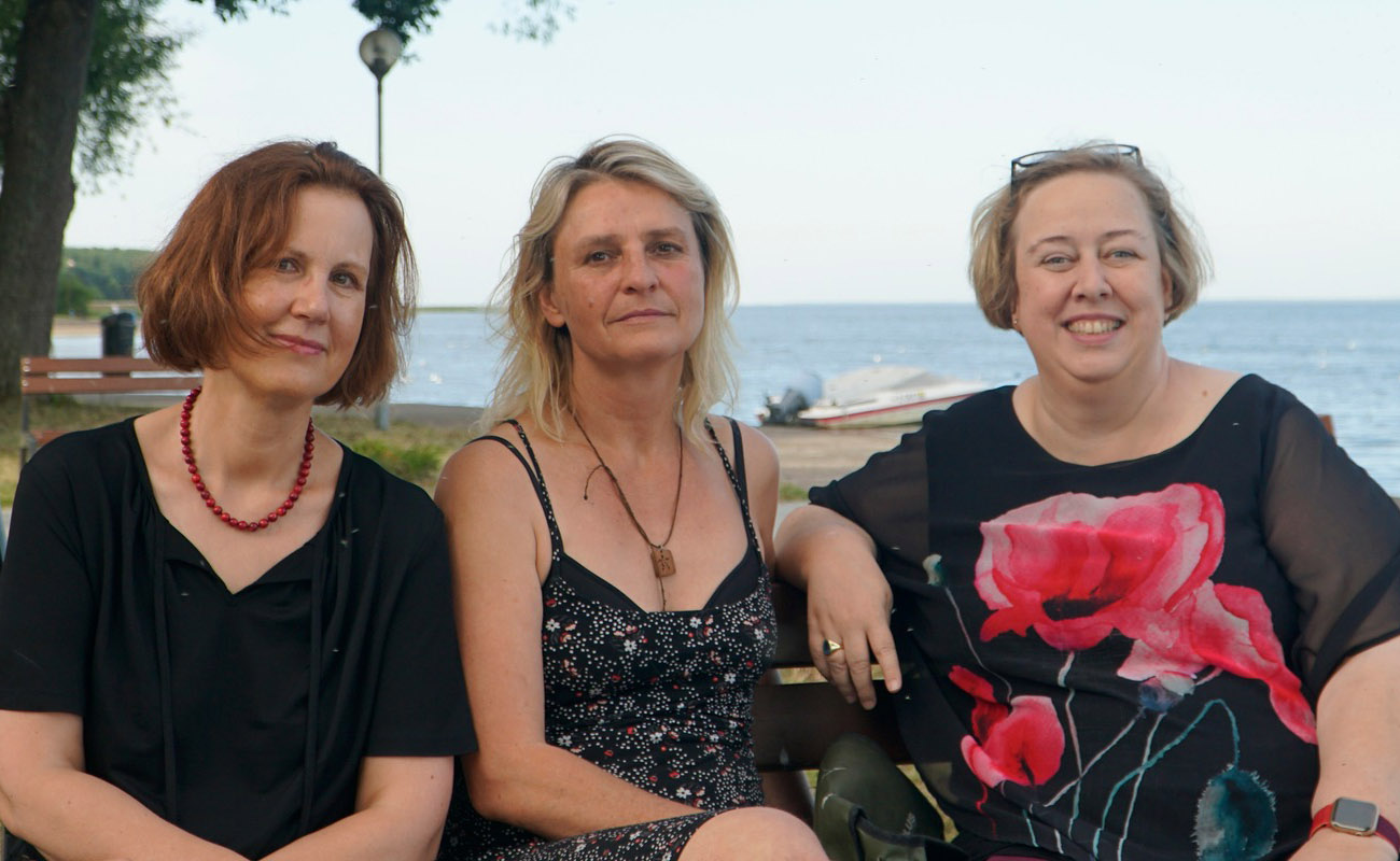 Drehpause: Vera Schneider, Susanne Dzeik und Sonya Winterberg in Preil/Preila (Kurische Nehrung). Foto: © Deutsches Kulturforum östliches Europa, 2022 • Vera Schneider