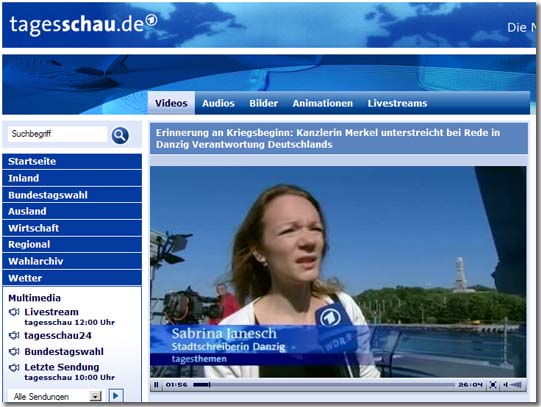 Screenshot: ARD tagesthemen, 01.09.2009, Erinnerung an Kriegsbeginn Kanzlerin Merkel unterstreicht bei Rede in Danzig Verantwortung Deutschlands | Im Publikum: Schriftstellerin Sabrina Janesch, erste deutsche Stadtschreiberin von Danzig | Gdańsk 