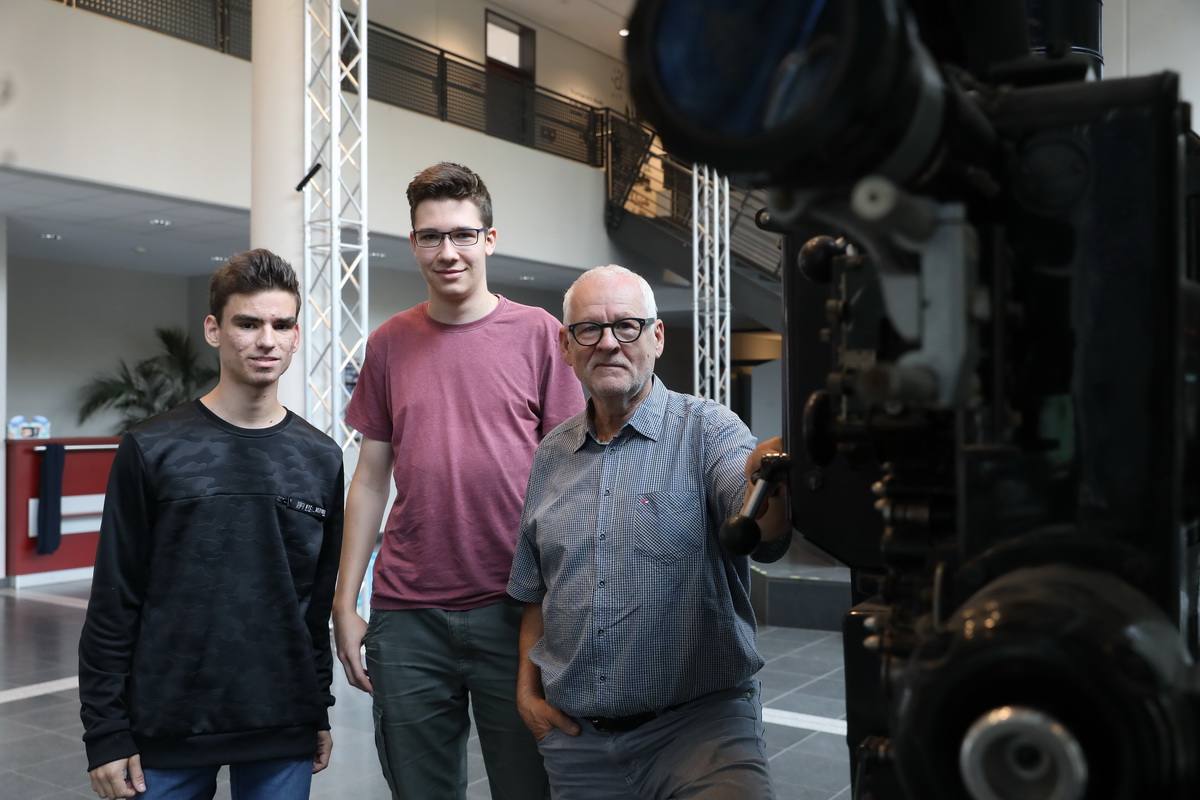 Blick durch die Kamera von David Katz, v.l. David Katz, Lorenz Reimann und Uwe Fleischer im Filmgymnasium Babelsberg. © Markus Nowak / DKF