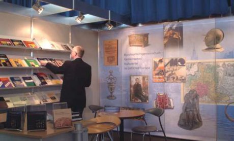 Der Messestand der Bundesarbeitsgemeinschaft Gemeinsames Kulturerbe im östlichen Europa auf der didacta 2005. Foto: © Deutsches Kulturforum östliches Europa