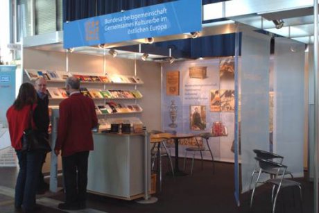 Der Messestand der Bundesarbeitsgemeinschaft Gemeinsames Kulturerbe im östlichen Europa auf der didacta 2005. Foto: © Deutsches Kulturforum östliches Europa