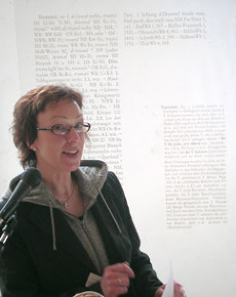 Bettina Hofmann-Käs erläutert eine Beispielseite des Sudetendeutschen Wörterbuchs.
