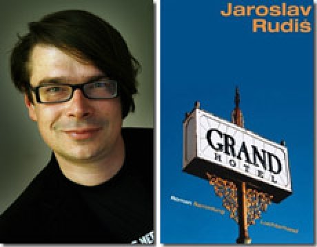 »Grandhotel« von Jaroslav Rudiš spielt in Liberec, dem ehemaligen Reichenberg, und erscheint dieser Tage in deutscher Übersetzung. Der Roman entstand aus dem Drehbuch zum gleichnamigen Film, der 2006 in die tschechischen Kinos kam und u.a. auch auf der Berlinale gezeigt wurde.