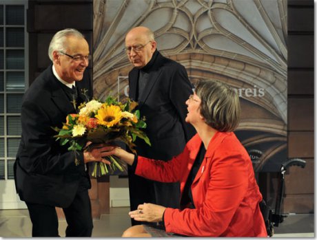 Dr. Doris Lemmermeier beglückwünscht D. Dr. Christoph Klein, in der Mitte Jan Janca. Foto: © Deutsches Kulturforum östliches Europa, Mathias Marx