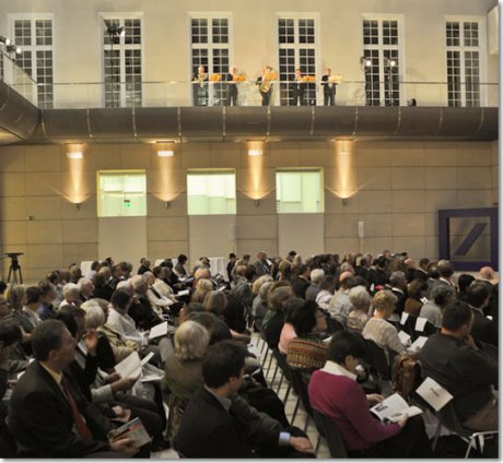 Circa 350 Gäste wohnten der feierlichen Preisverleihung im Atrium der Deutschen Bank in Berlin bei. Foto: © Deutsches Kulturforum östliches Europa, Mathias Marx