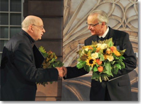 Jan Janca und D. Dr. Christoph Klein beglückwünschen sich. Foto: © Deutsches Kulturforum östliches Europa, Mathias Marx