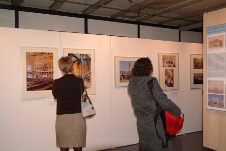 Zahlreiche interessierte Besucher kamen zur Ausstellung.