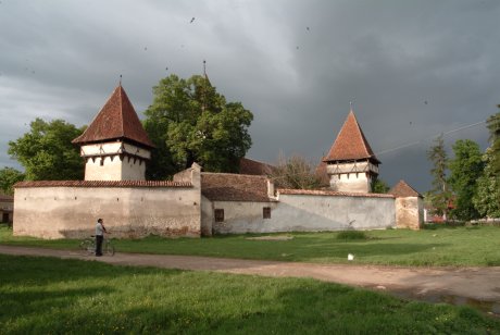 Die malerische Kirchenburg in Kleinschenk/Cincsor in Siebenbürgen von Süden aus gesehen.