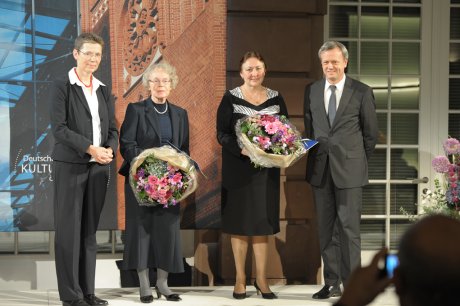 Die Georg Dehio-Kulturpreisträgerinnen 2013 Prof. Ewa Chojecka (2. von links) und Dr. Irina Tscherkasjanowa (2. v. rechts) mit Sabine Deres vom Beauftragten der Bundesregierung für Kultur und Medien und Dr. Harald Roth, Direktor des Kulturforums