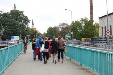 Die Schüler beim Wechsel von Guben nach Gubin – im Hintergrund der Backsteinturm der Gubiner Pfarrkirche – zu den Interviewpartnern, die auf der polnischen Seite befragt wurde, nämlich im …