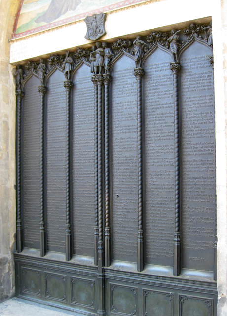 Die 95 Thesen am heutigen Portal der Schlosskirche zu Wittenberg