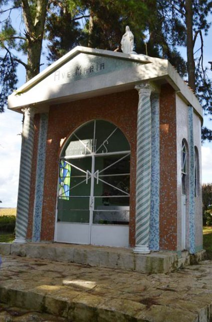 Diese Kapelle zu Ehren der Toten liegt zwischen den fünf Dörfern. Jedes Jahr wird dorthin eine Wallfahrt durchgeführt.