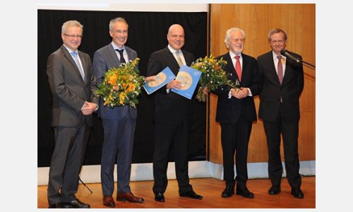 Marek Krajewski (Mitte) und Cord Aschenbrenner (2.v.l.) auf der Bühne bei der Preisverleihung. Die Preise überreichte Ansgar Hollah, Ministerialdirigent bei der Beauftragten der Bundesergierung für Kultur und Medien (l.). Rechts Winfried Smaczny und Harald Roth vom Deutschen Kulturforum östliches Europa.