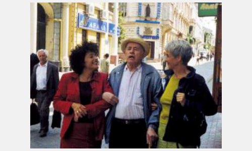 Dieses Jahr in Czernowitz • Der fast 90jährige Czernowitzer Johann Schlamp mit den Schwestern Evelyne Mayer (re.) und Katja Rainer aus Wien, die ihre ersten Lebensjahre in Czernowitz verbrachten.