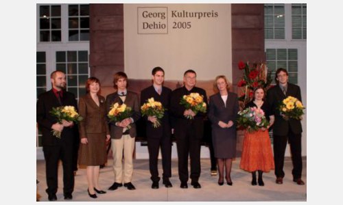 Die Preisträger des Georg Dehio-Kulturpreises 2005: Der Dokumentarfilmregisseur Volker Koepp (4.v.r.) und die Mitglieder der tschechischen Bürgerinitiative »Antikomplex« Petr Mikšíček (l.), Tomáš Fénix (3.v.l.), Matěj Spurný (4.v.l.), Susanne Zetsch und Ondřej Matějka