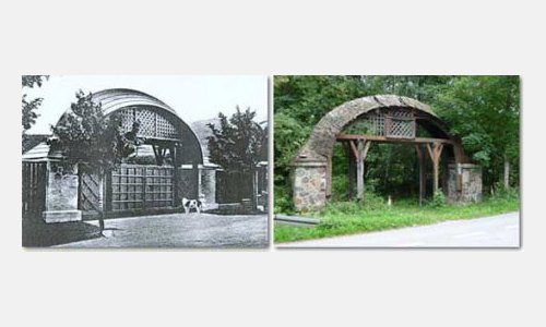 Das hölzerne Haupttor zum Park »Venedig« entwarf der Breslauer Architekt Albrecht Friebe. Zeitgenössische Abbildung: © schlesische heimatblätter 1910/1911, Hirschberg Das Tor, heutiger Zustand. 