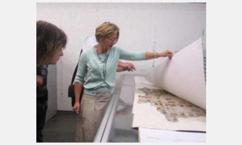 Archivdirektorin Dr. Nicole Bischoff zeigt großformatige Archivalien